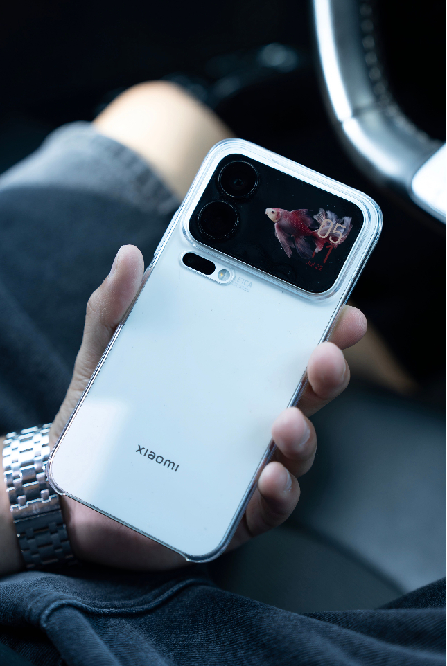 Xiaomi 17 Pro Max on the go